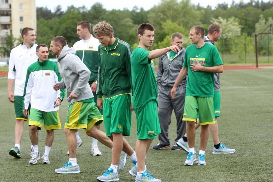 Pirmoje krepšinio rinktinės treniruotėje – optimistinės nuotaikos