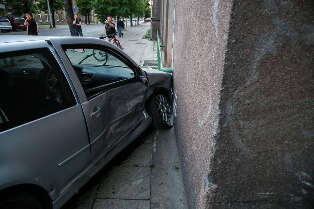 Kaune per trijų automobilių avariją sužeista moteris