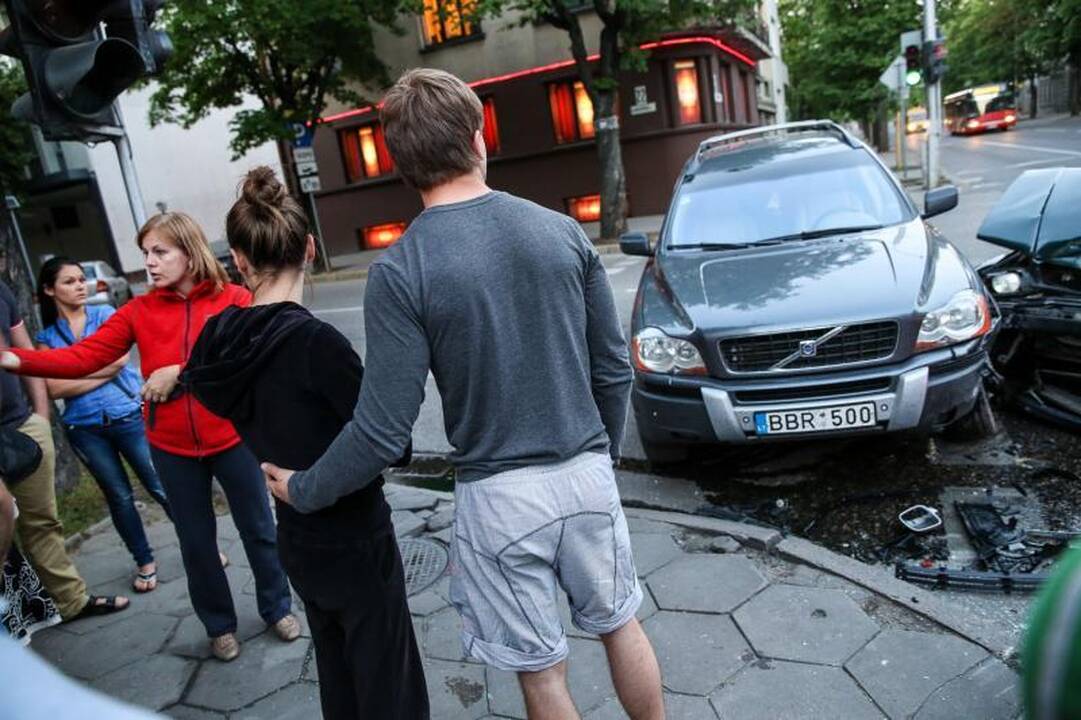 Kaune per trijų automobilių avariją sužeista moteris