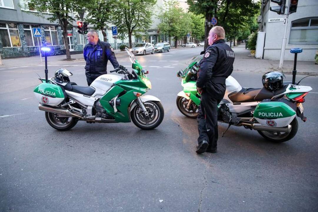 Kaune per trijų automobilių avariją sužeista moteris