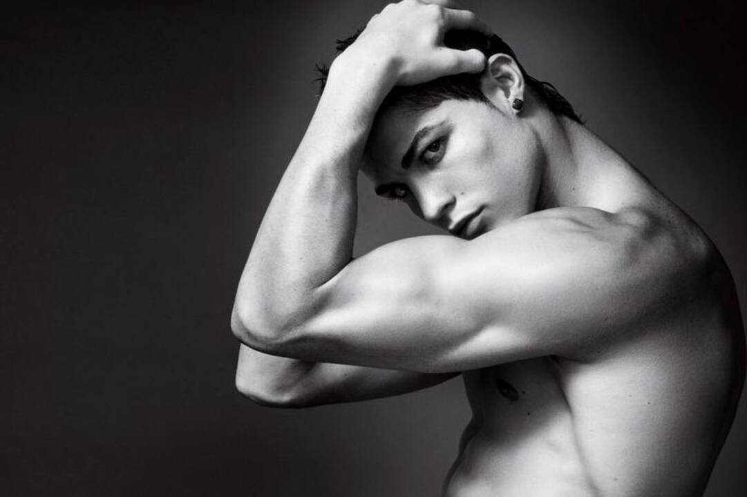 Kuris iš gražuoliukų bus pasirinktas seksualiai „Armani“ reklamai?