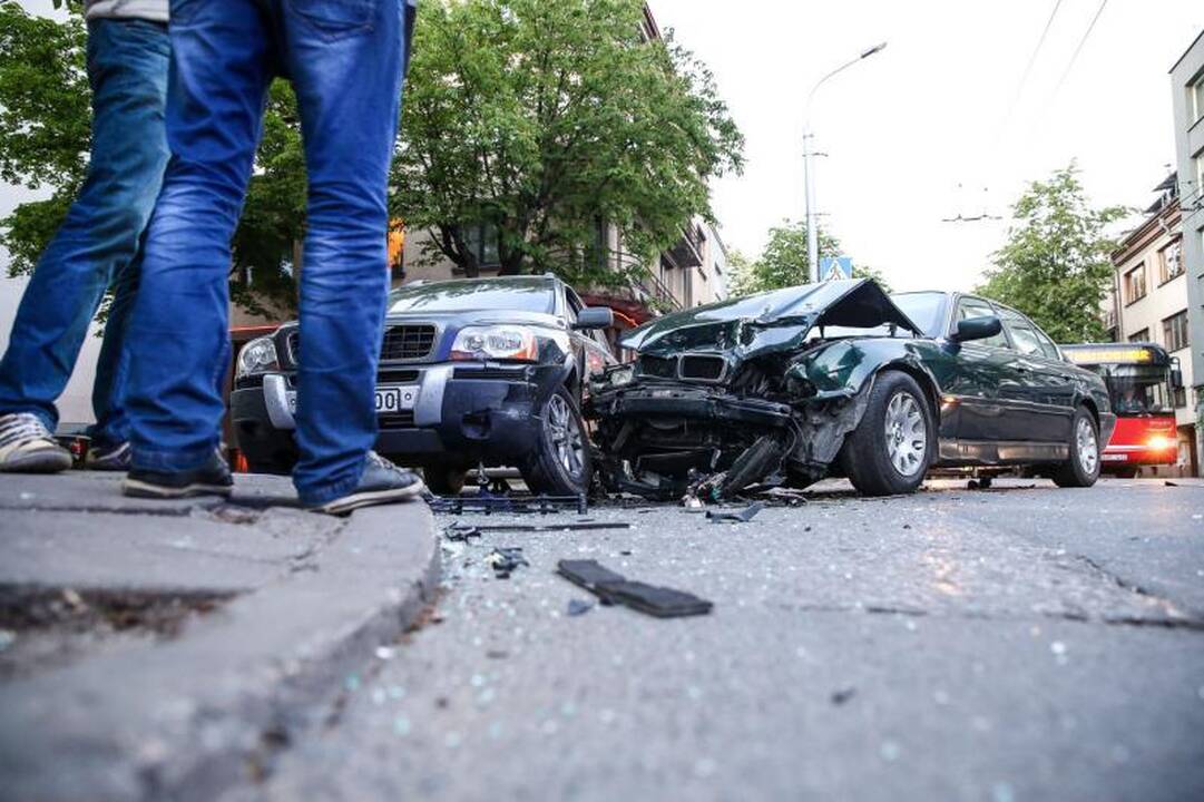 Kaune per trijų automobilių avariją sužeista moteris