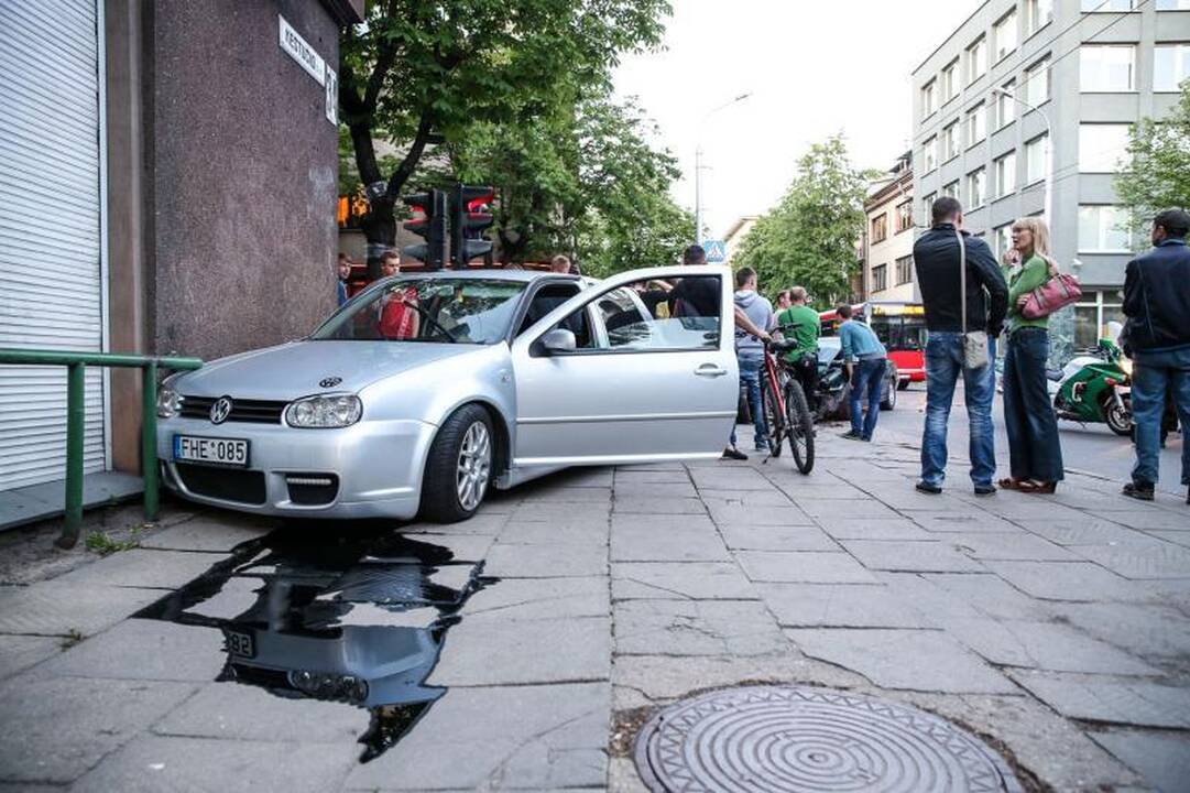 Kaune per trijų automobilių avariją sužeista moteris