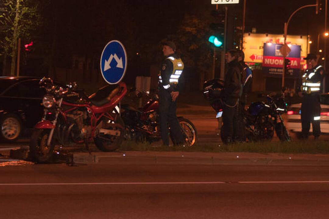 Vilniuje sužeistas „Audi“ parblokštas motociklininkas