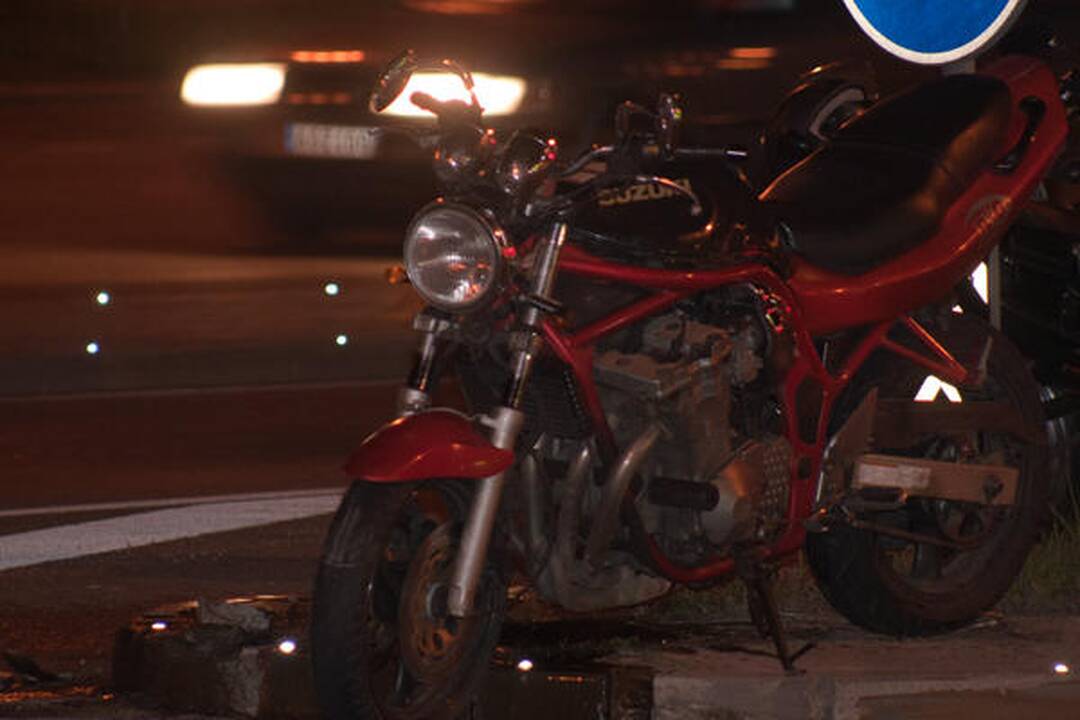 Vilniuje sužeistas „Audi“ parblokštas motociklininkas