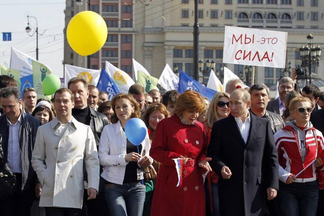 V.Putinas su D.Medvedevu dalyvavo sovietinio stiliaus demonstracijoje