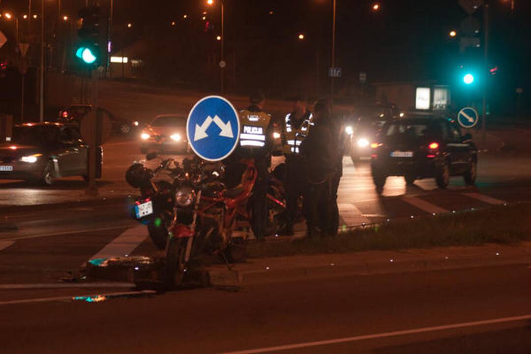 Vilniuje sužeistas „Audi“ parblokštas motociklininkas