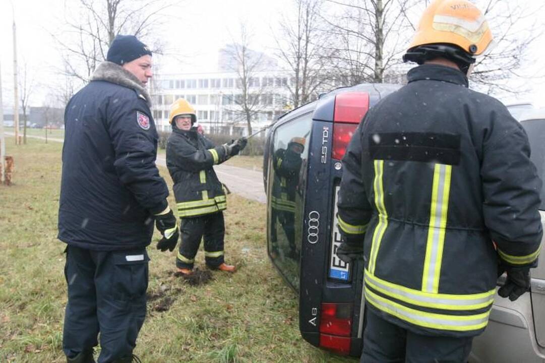 Atlikdamas chuliganišką manevrą Vilniuje apsivertė automobilis „Audi“ 