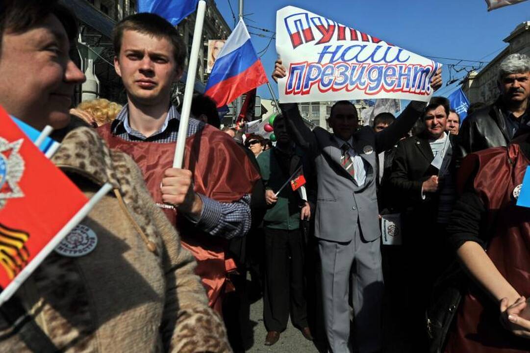 V.Putinas su D.Medvedevu dalyvavo sovietinio stiliaus demonstracijoje