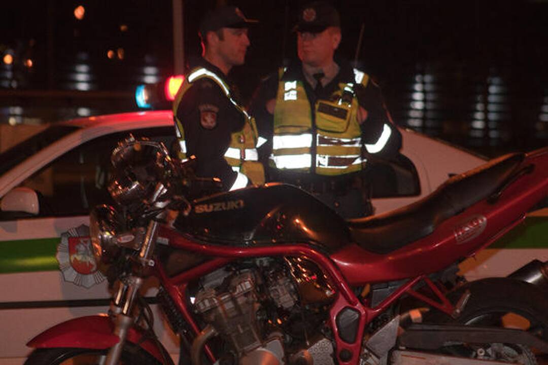 Vilniuje sužeistas „Audi“ parblokštas motociklininkas