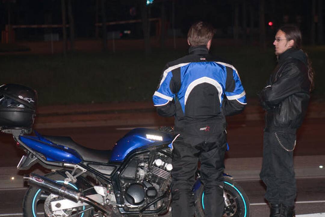 Vilniuje sužeistas „Audi“ parblokštas motociklininkas