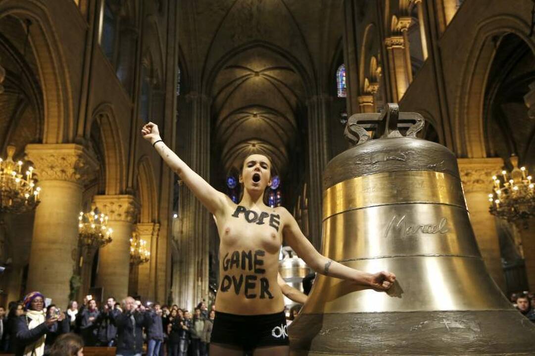 Paryžiaus katedroje „Femen“ džiūgavo dėl popiežiaus atsistatydinimo