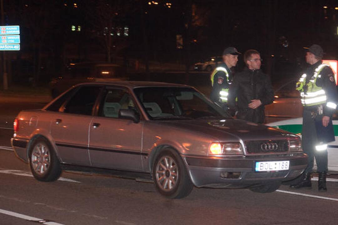 Vilniuje sužeistas „Audi“ parblokštas motociklininkas