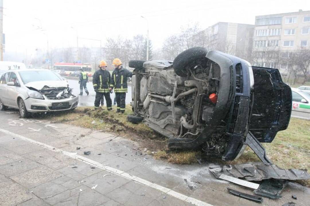 Atlikdamas chuliganišką manevrą Vilniuje apsivertė automobilis „Audi“ 