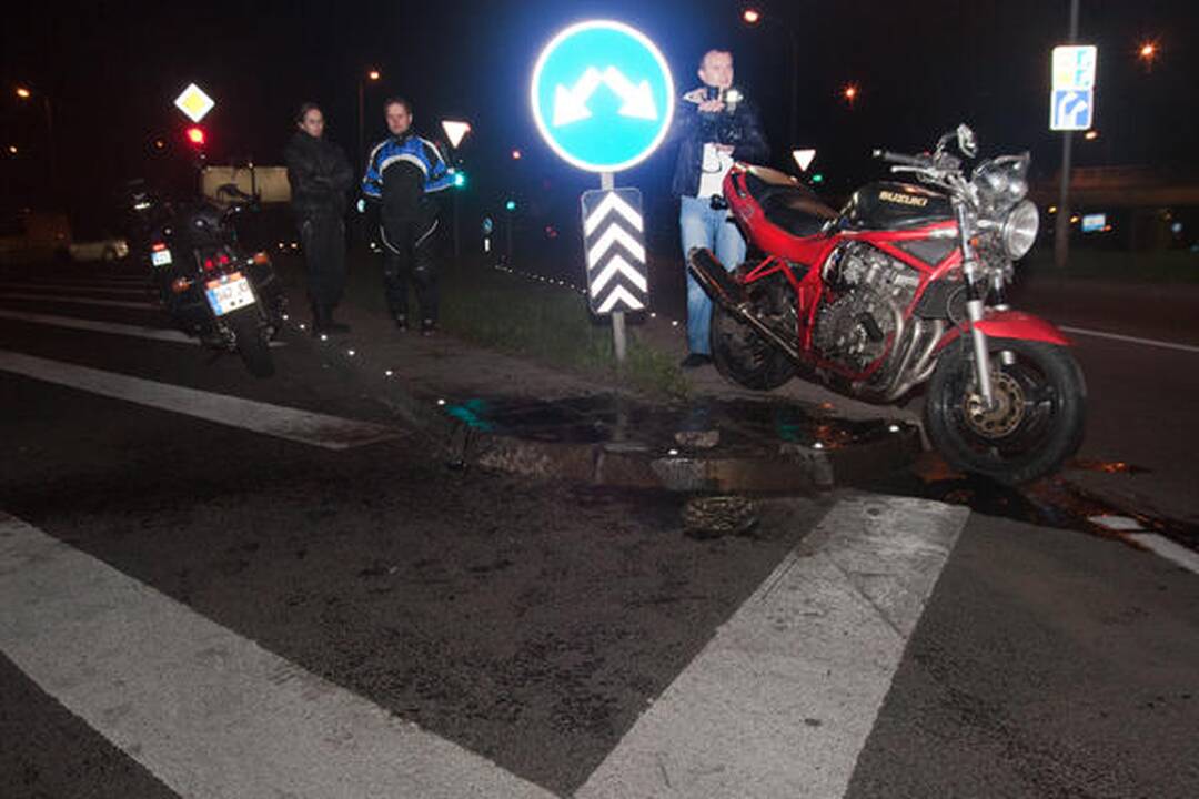 Vilniuje sužeistas „Audi“ parblokštas motociklininkas