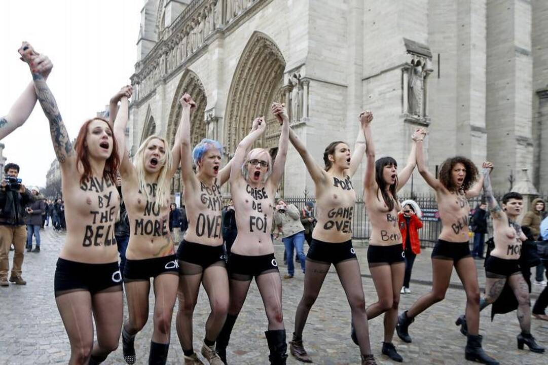 Paryžiaus katedroje „Femen“ džiūgavo dėl popiežiaus atsistatydinimo