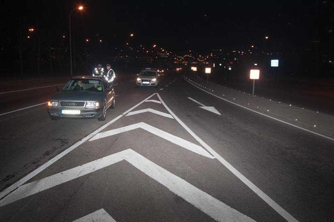 Vilniuje sužeistas „Audi“ parblokštas motociklininkas