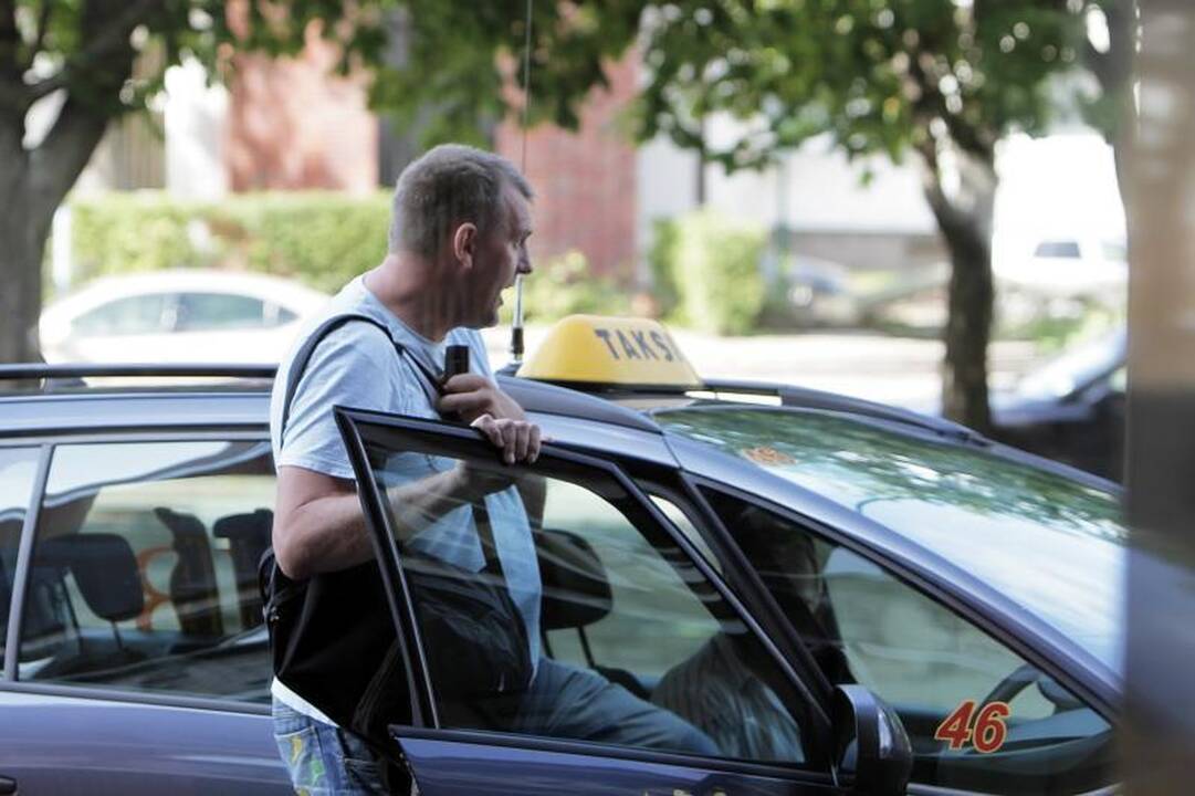 Girtas G.Einikis uostamiesčio kavinėje kabinėjosi prie moterų