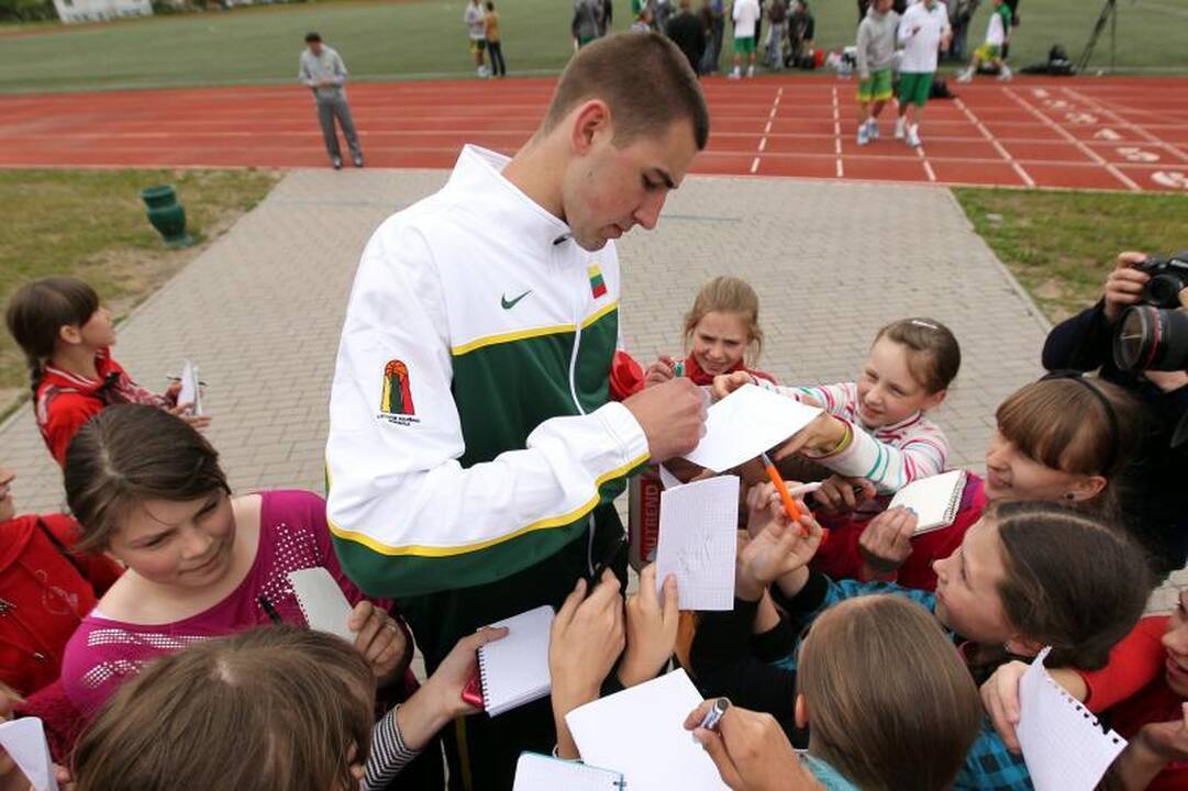 Pirmoje krepšinio rinktinės treniruotėje – optimistinės nuotaikos