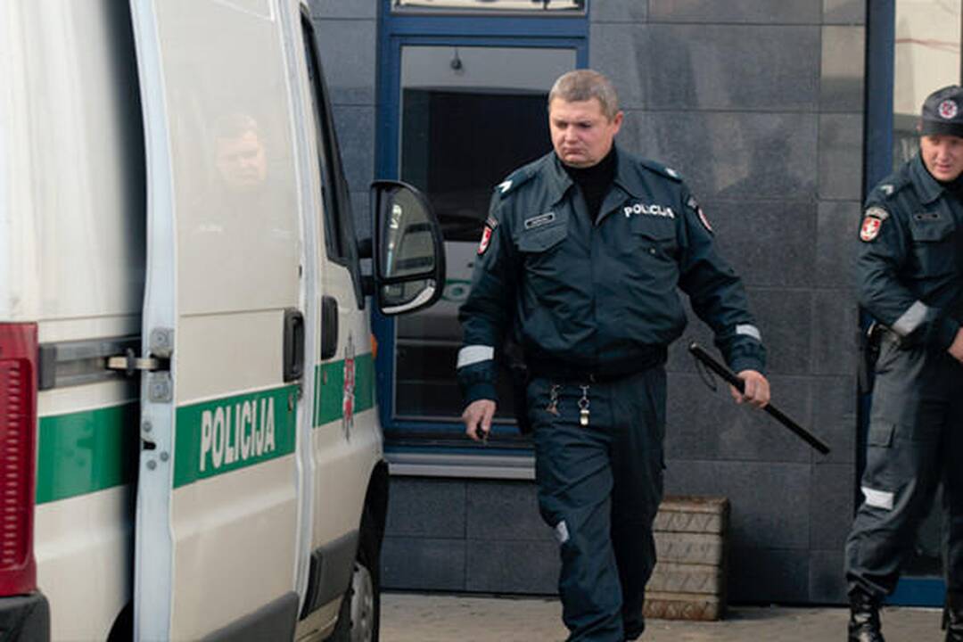 Teismas leido suimti keturmetės prievartavimu įtariamus vyrus 