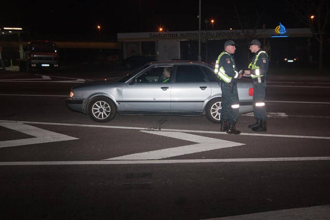 Vilniuje sužeistas „Audi“ parblokštas motociklininkas
