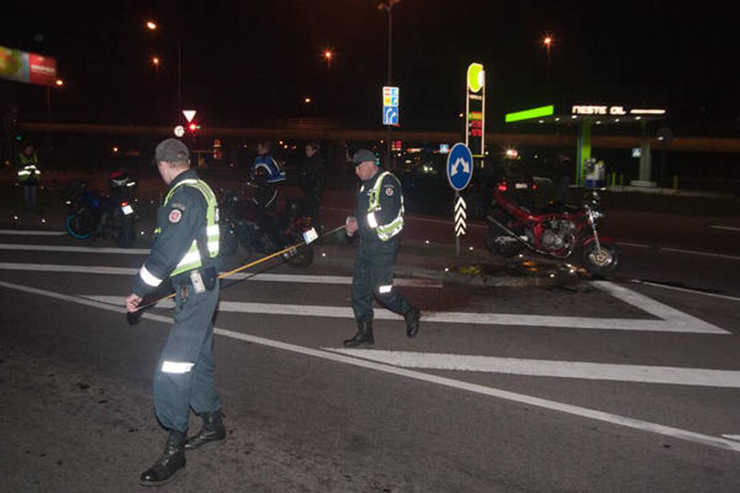 Vilniuje sužeistas „Audi“ parblokštas motociklininkas