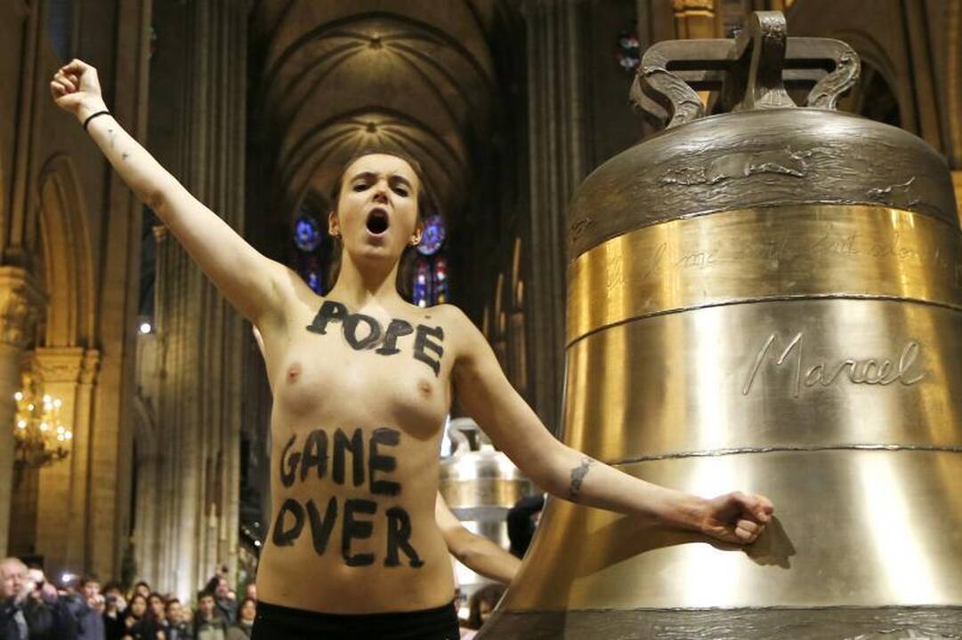 Paryžiaus katedroje „Femen“ džiūgavo dėl popiežiaus atsistatydinimo