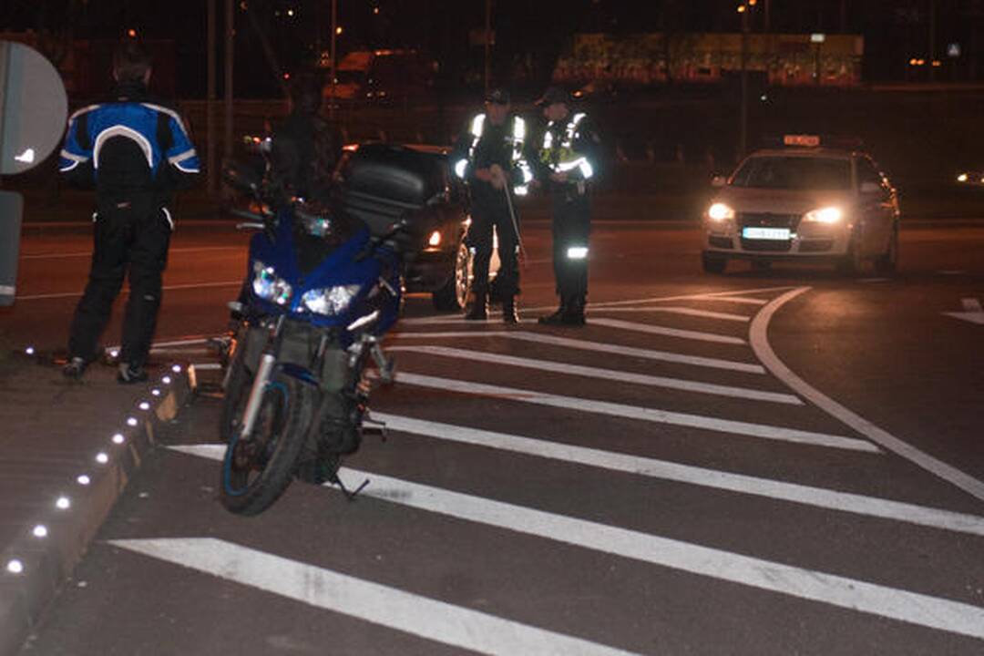 Vilniuje sužeistas „Audi“ parblokštas motociklininkas