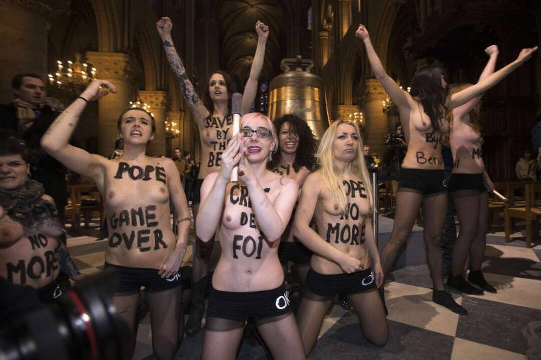 Paryžiaus katedroje „Femen“ džiūgavo dėl popiežiaus atsistatydinimo