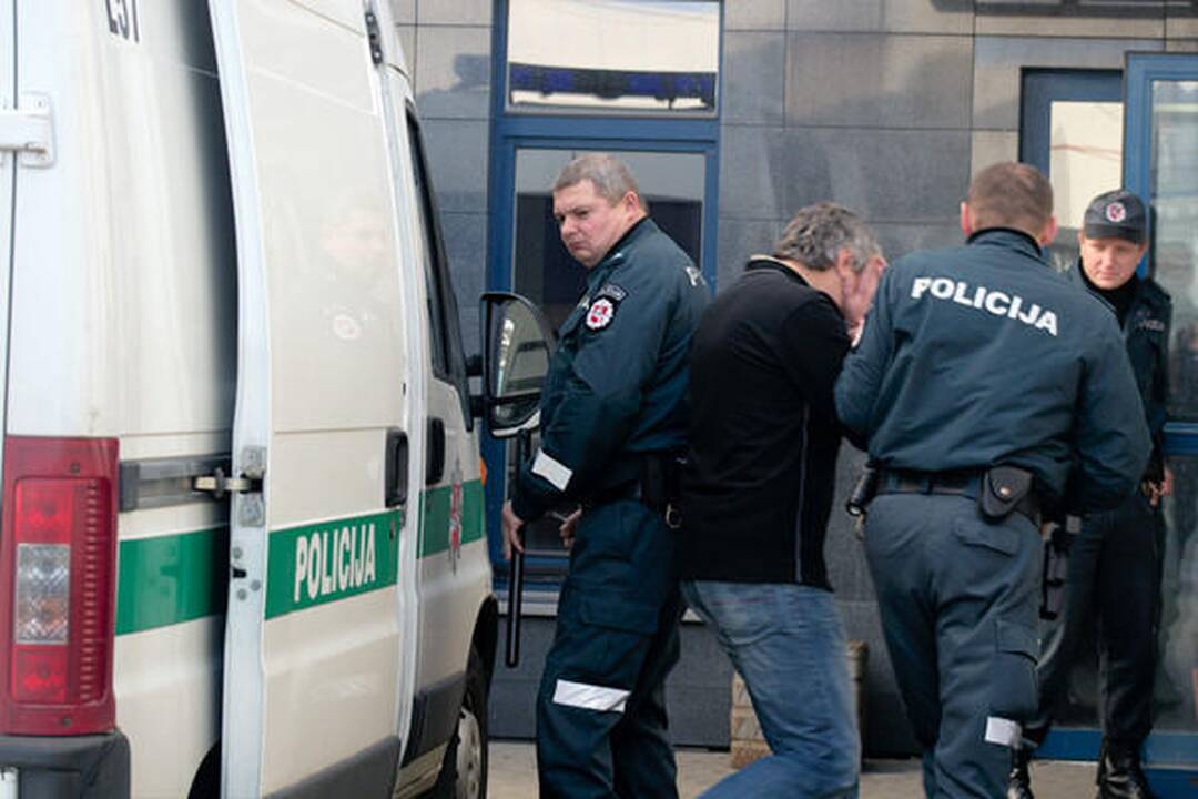 Teismas leido suimti keturmetės prievartavimu įtariamus vyrus 
