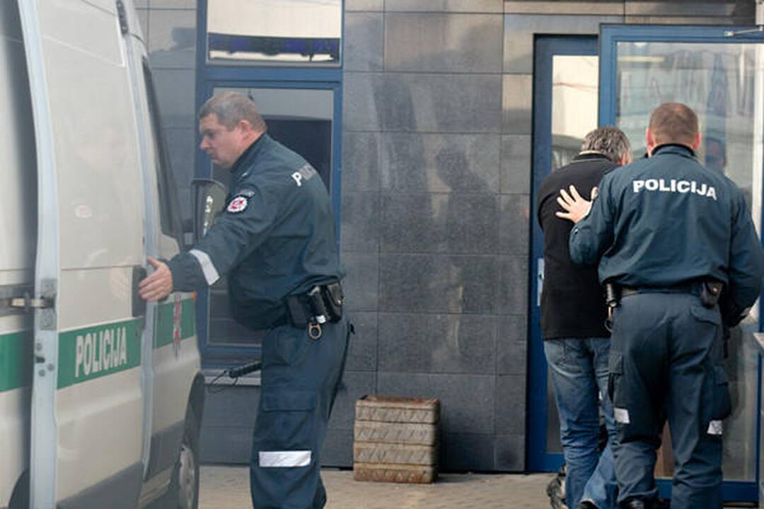 Teismas leido suimti keturmetės prievartavimu įtariamus vyrus 