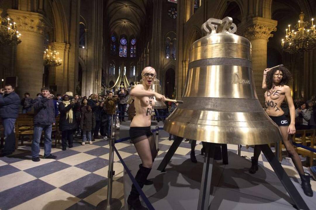 Paryžiaus katedroje „Femen“ džiūgavo dėl popiežiaus atsistatydinimo