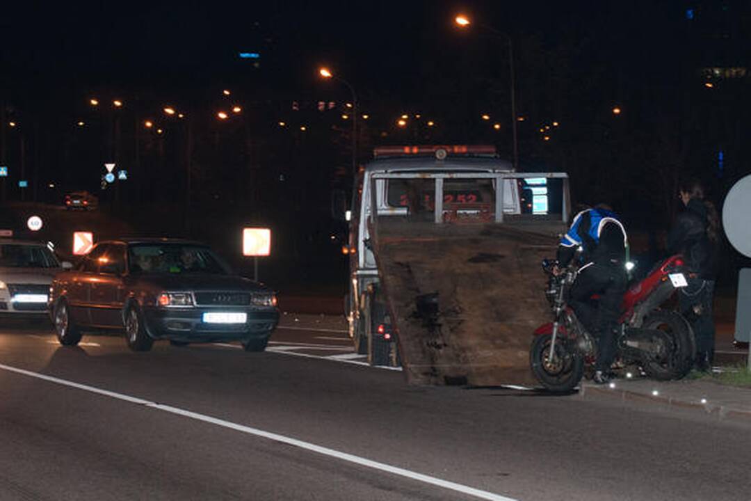 Vilniuje sužeistas „Audi“ parblokštas motociklininkas