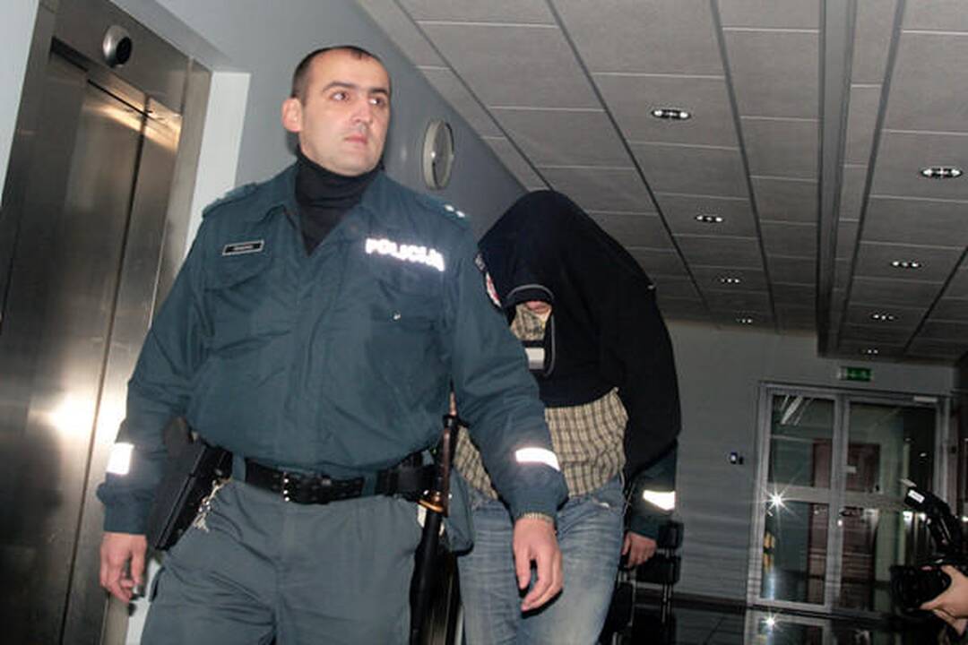Teismas leido suimti keturmetės prievartavimu įtariamus vyrus 