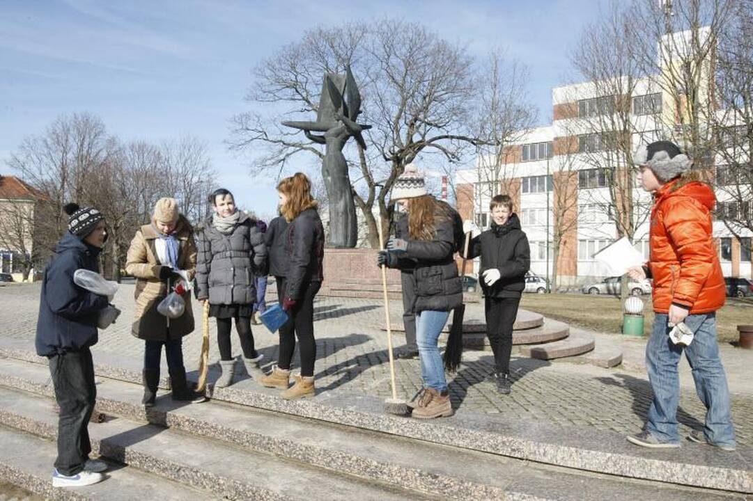 Gimnazistai vadavo Neringą nuo šiukšlių 