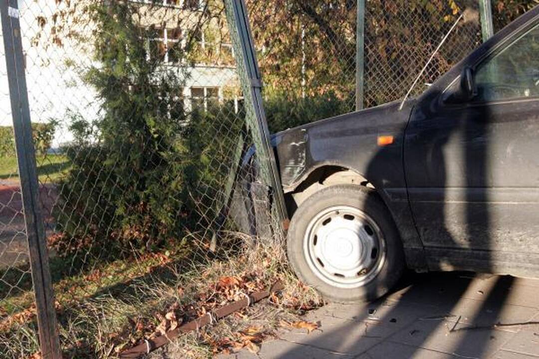 Mindaugo „Maximos“ aikštelėje vairuotoja numušė užtvarą ir taranavo automobilius