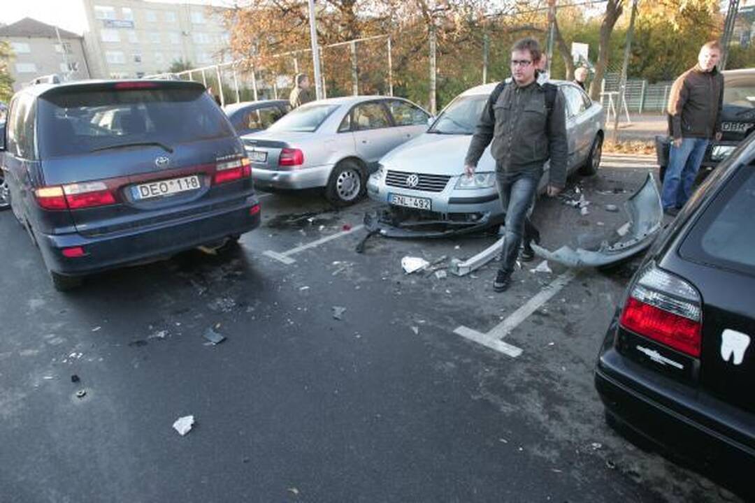 Mindaugo „Maximos“ aikštelėje vairuotoja numušė užtvarą ir taranavo automobilius