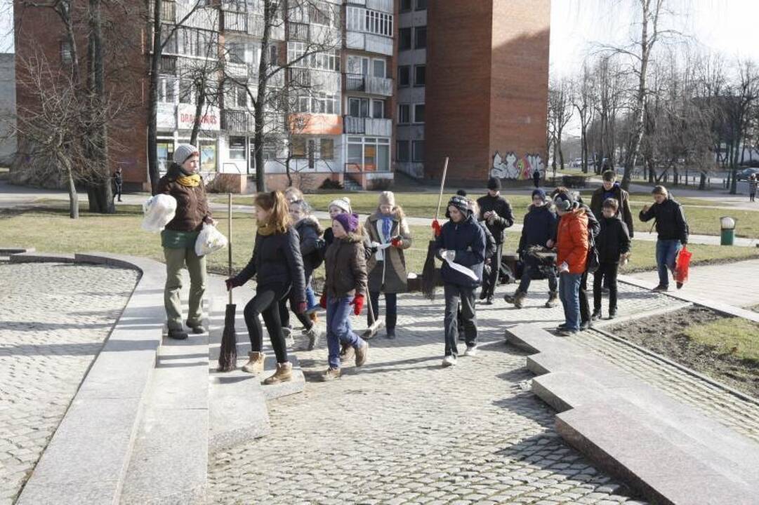 Gimnazistai vadavo Neringą nuo šiukšlių 