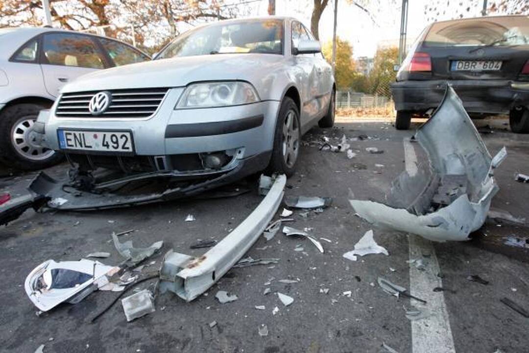 Mindaugo „Maximos“ aikštelėje vairuotoja numušė užtvarą ir taranavo automobilius