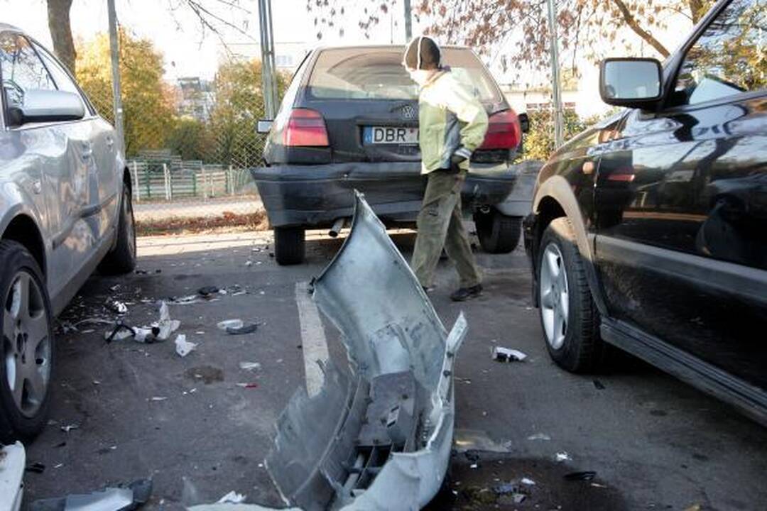 Mindaugo „Maximos“ aikštelėje vairuotoja numušė užtvarą ir taranavo automobilius