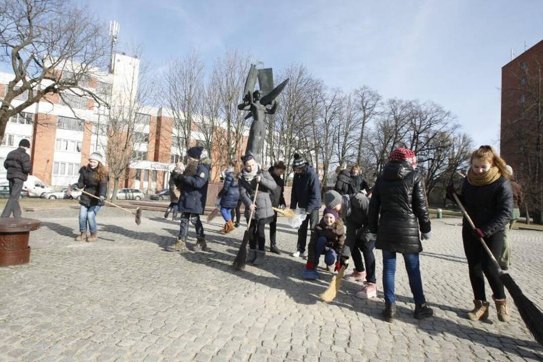 Gimnazistai vadavo Neringą nuo šiukšlių 