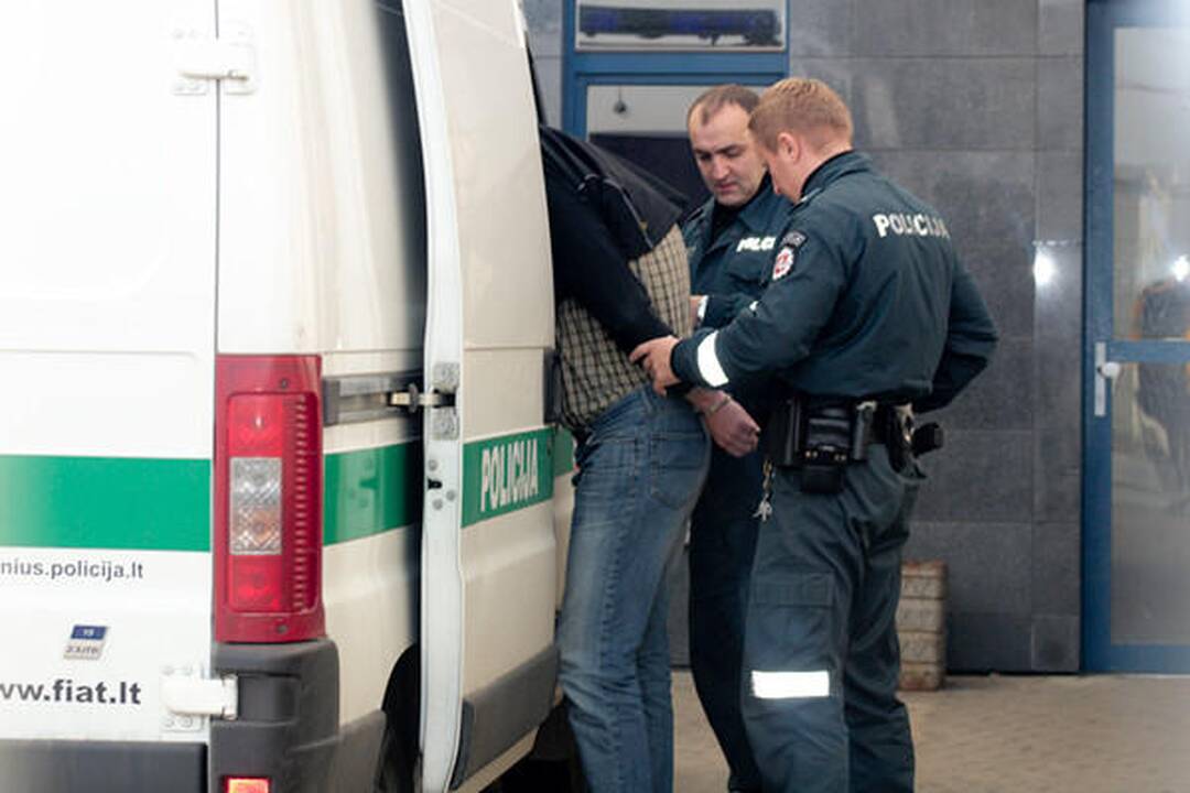 Teismas leido suimti keturmetės prievartavimu įtariamus vyrus 