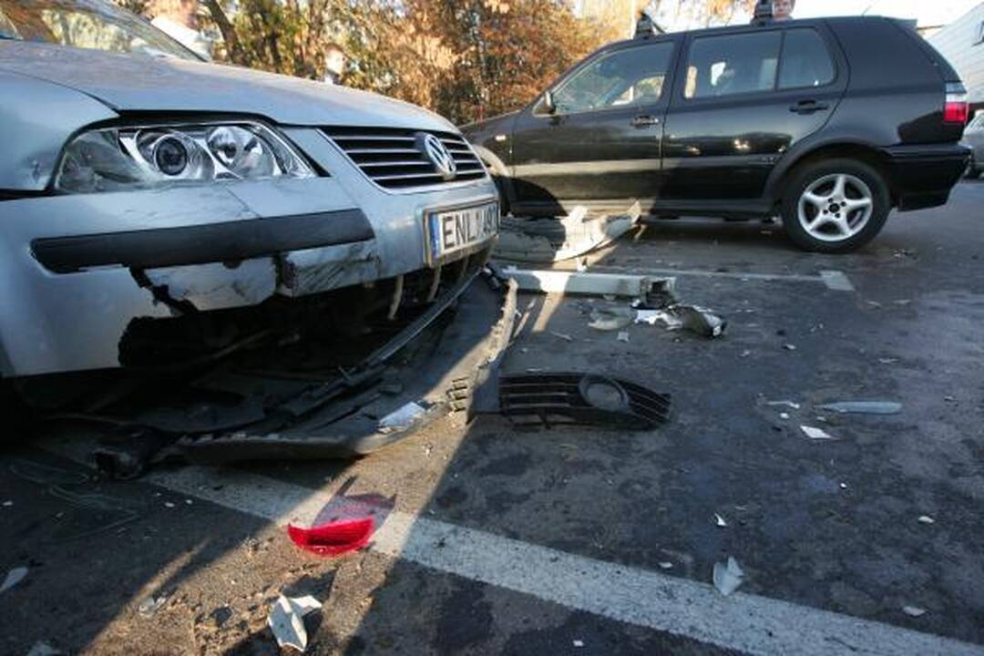 Mindaugo „Maximos“ aikštelėje vairuotoja numušė užtvarą ir taranavo automobilius