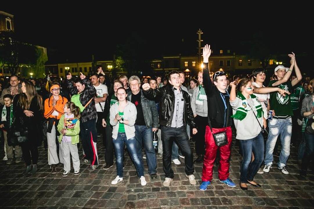 Laimingi sirgaliai Rotušės aikštėje skandavo „Žalgirio“ vardą 
