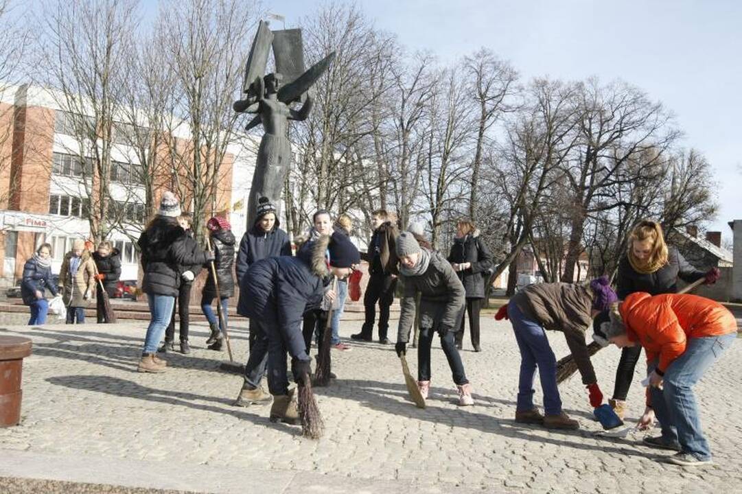 Gimnazistai vadavo Neringą nuo šiukšlių 