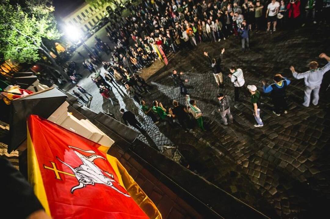 Laimingi sirgaliai Rotušės aikštėje skandavo „Žalgirio“ vardą 