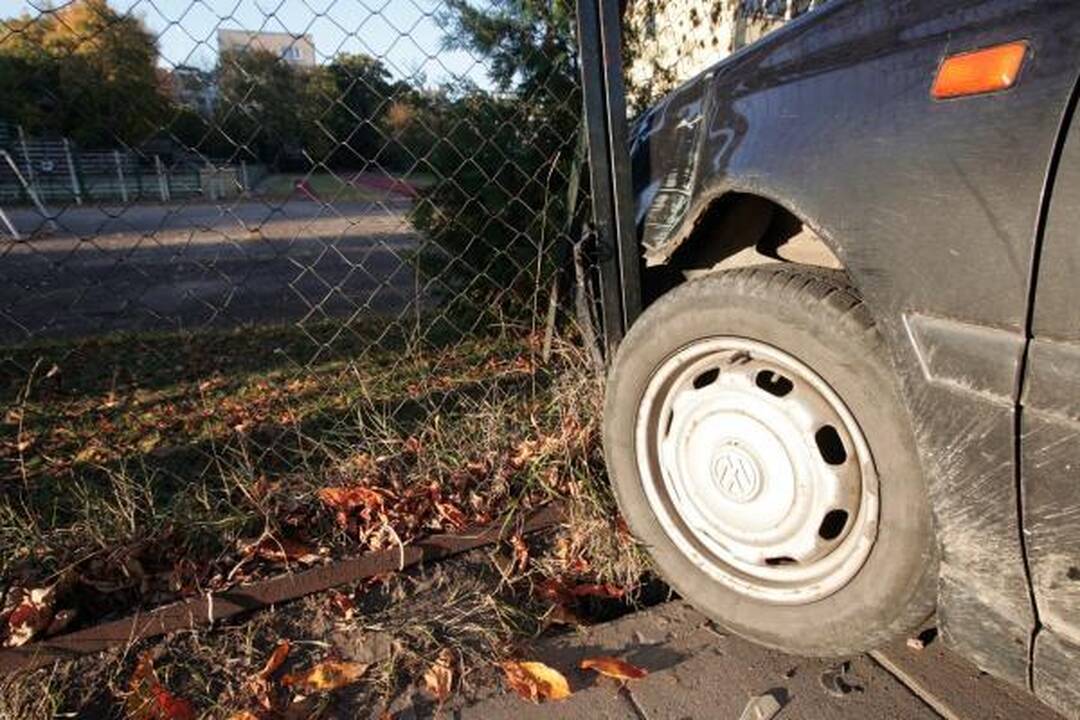 Mindaugo „Maximos“ aikštelėje vairuotoja numušė užtvarą ir taranavo automobilius
