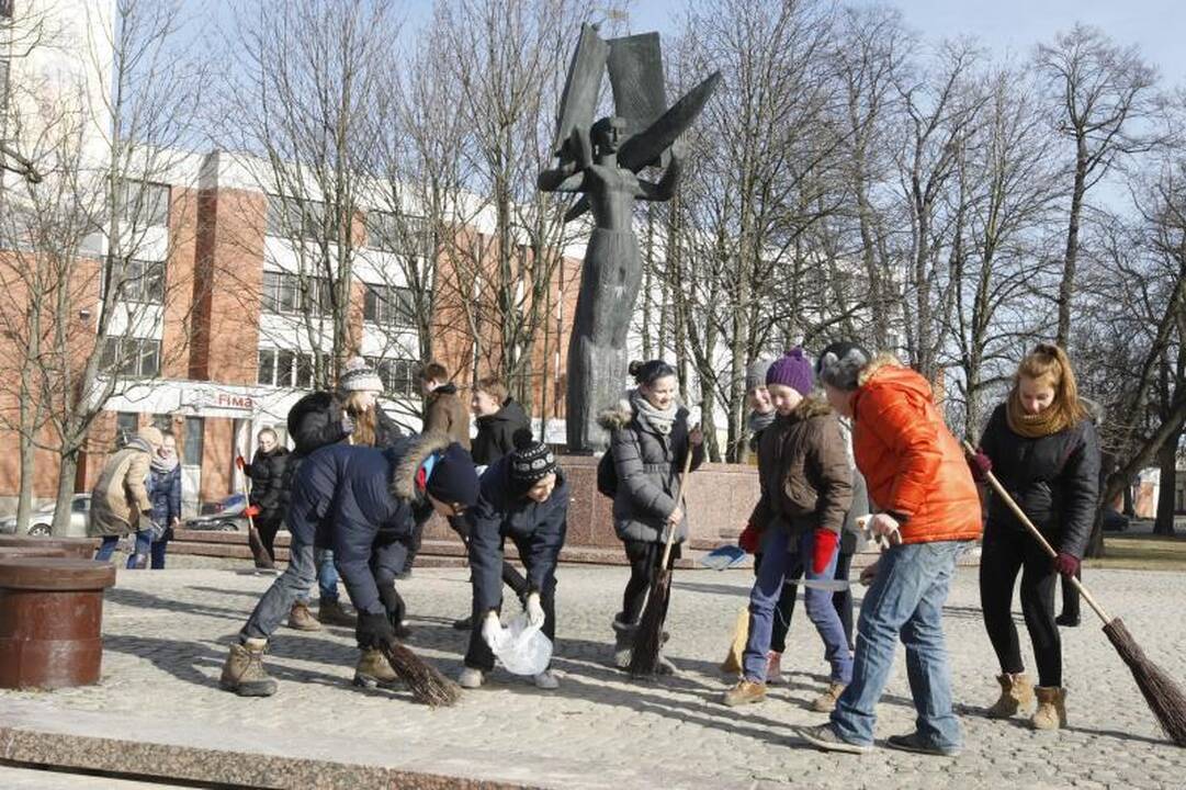 Gimnazistai vadavo Neringą nuo šiukšlių 