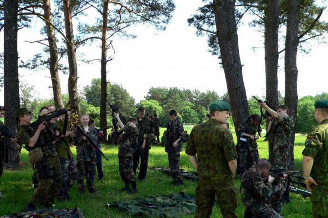Klaipėdos jaunimas ragavo kariškių duonos