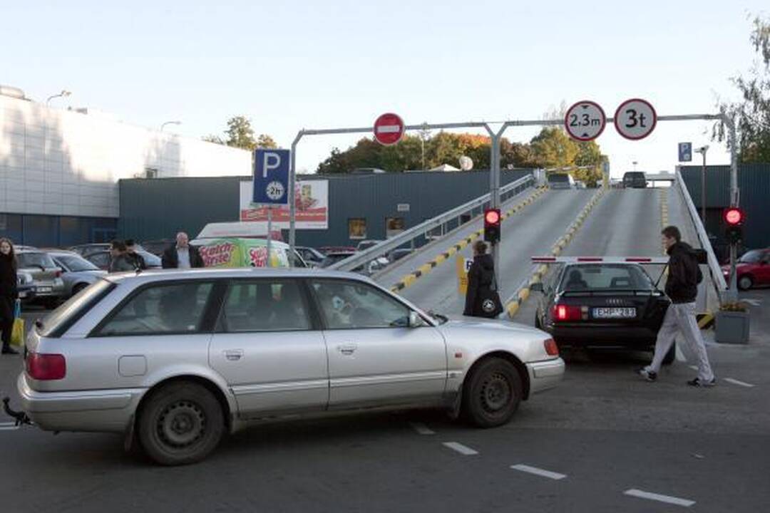 Mindaugo „Maximos“ aikštelėje vairuotoja numušė užtvarą ir taranavo automobilius